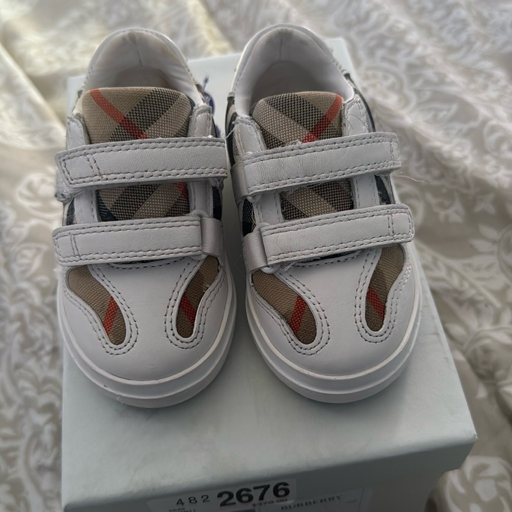 Burberry babies has the box not new worn 3 times size 3uk and 4us